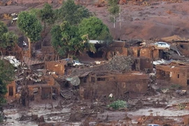 Đất bùn tàn phá thị trấn Bento Rodrigues sau vụ vỡ đập. (Nguồn: THX/TTXVN)