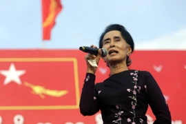Chủ tịch Đảng NLD Aung San Suu Kyi phát biểu trong cuộc mít tinh tại Yangon. (Nguồn: THX/TTXVN)