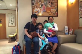 Gia đình anh Tuấn Anh cho hai con sang Singpore tiêm phòng vắc xin 6 trong 1. (Ảnh: Mỹ Bình/Vietrnam+)