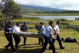 Chuyển mảnh vỡ máy bay được nghi là của MH370 trên đảo Reunion. (Nguồn: AFP/TTXVN)