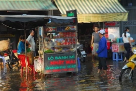 Triều cường gây ngập nước tại Thành phố Hồ Chí Minh. (Ảnh: Mạnh Linh/TTXVN)