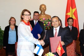 Thứ trưởng Ngoại giao Vũ Hồng Nam và Thứ trưởng Ngoại giao Phần Lan Pirkko Hamalainen thực hiện lễ ký. (Ảnh: An Đăng/TTXVN)