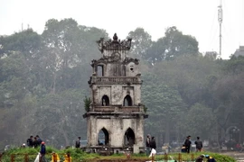 Lắp đặt hệ thống hàng rào và bể chứa nước xung quanh khu vực tháp rùa hồ Gươm. (Nguồn: TTXVN)