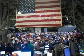 Giao dịch viên làm việc tại sàn giao dịch chứng khoán New York. (Nguồn: AFP/TTXVN)