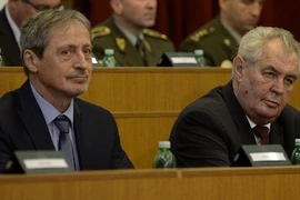 Tổng thống Milos Zeman (phải) tại cuộc họp của Bộ Tư lệnh Tối cao Quân đội Séc. (Nguồn: novinky.cz)