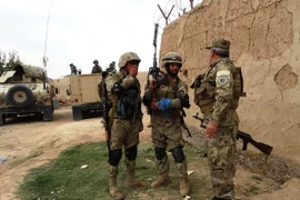Cảnh sát Afghanistan trong chiến dịch quân sự truy quét phiến quân tại ngoại ô Lashkargah, tỉnh Helmand ngày 24/10. (Nguồn: THX/TTXVN)