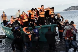 Người tị nạn và di cư tới đảo Lesbos, Hy Lạp sau cuộc hành trình vượt biển Aegean, Thổ Nhĩ Kỳ. (Nguồn: AFP/TTXVN)