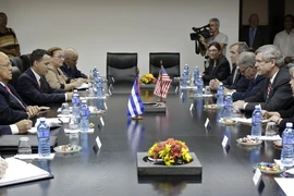 Phó Chủ tịch Hội đồng Bộ trưởng Cuba Ricardo Cabrisas Ruiz (thứ 2, trái) hội đàm với Bộ trưởng Nông nghiệp Mỹ Thomas Vilsack (thứ 2, phải). (Nguồn: AFP/TTXVN)