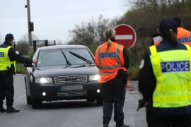 Cảnh sát Pháp kiểm soát tại khu vực biên giới với Bỉ ở thị trấn Saint Aybert, sau các vụ tấn công ở Paris. (Nguồn: AFP/TTXVN)