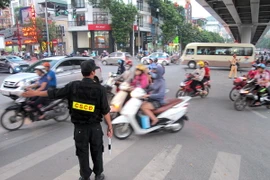 Cảnh sát cơ động tham gia điều tiết giao thông tại ngã tư đường Láng-Lê Văn Lương. (Ảnh: Doãn Tấn/TTXVN)