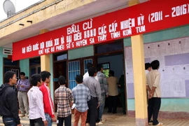 Cử tri ở xã biên giới Mô Rai, huyện Sa Thầy bỏ phiếu Bầu cử Quốc hội khóa XIII. (Ảnh: Trần Lê Lâm/TTXVN)