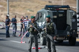 Binh sỹ Israel tại hiện trường một vụ tấn công của lái xe Palestine nhằm vào người đi đường Israel trên đường cao tốc. (Nguồn: AFP/TTXVN)