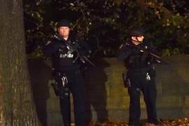 Cảnh sát Mỹ được tăng cường bên ngoài Lãnh sự quán Pháp tại New York. (Nguồn: AFP/TTXVN)