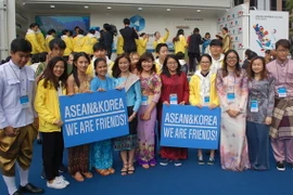 Tình nguyện viên các nước ASEAN tham gia chương trình. (Ảnh: Vũ Toàn-Phạm Duy/Vietnam+)