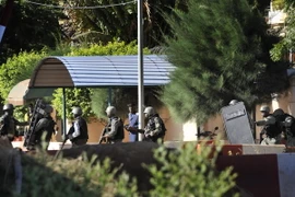 Nhân viên an ninh Mali bao vây bên ngoài khách sạn Radisson Blu. (Nguồn: AFP/TTXVN)