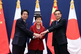 Tổng thống Hàn Quốc Park Geun-hye (giữa), Thủ tướng Trung Quốc Lý Khắc Cường (phải) và Thủ tướng Nhật Bản Shinzo Abe trong cuộc gặp lịch sử tại Seoul.(Nguồn: THX/ TTXVN)