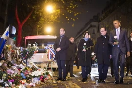 Tổng thống Pháp Francois Hollande và Tổng thống Mỹ Barack Obama tới đặt hoa tưởng niệm các nạn nhân tại Nhà hát Bataclan. (Nguồn: AFP/TTXVN)