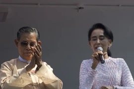 Lãnh đạo đảng NLD đối lập Aung San Suu Kyi (phải) phát biểu trước những người ủng hộ tại Yangon. (Nguồn: AFP/TTXVN)