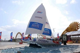 Mô hình thuyền buồm của đội “Đà Nẵng - Việt Nam” được lắp đặt tại bờ Tây Cầu Rồng. (Ảnh: Trần Lê Lâm/Vietnam+)