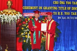 Cựu Đại sứ Yoo Tae Hyun (trái) nhận Bằng chứng nhận danh hiệu Giáo sư danh dự. (Ảnh: Phạm Kha/TTXVN)