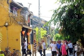 Du khách tham quan phố cổ Hội An. (Ảnh: Minh Đức/TTXVN)