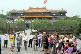 Khách du lịch tham quan Đại Nội thuộc hệ thống di tích cố đô Huế. (Ảnh: Quốc Việt/TTXVN)