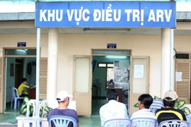 Bệnh nhân HIV đến tư vấn và khám để điều trị ARV. (Ảnh: Phương Vy/TTXVN)