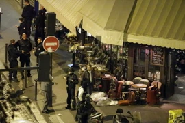 Cảnh sát điều tra tại hiện trường vụ tấn công khủng bố ở nhà hàng trung tâm Paris. (Nguồn: AFP/TTXVN)