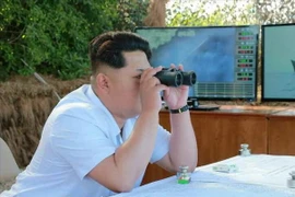 Nhà lãnh đạo Triều Tiên Kim Jong-un theo dõi một vụ bắn thử tên lửa chống hạm kiểu mới. (Nguồn: Yonhap/TTXVN)