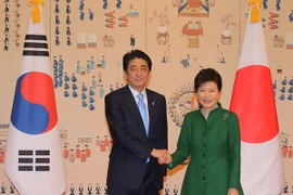 Tổng thống Hàn Quốc Park Geun-hye (phải) và Thủ tướng Nhật Bản Shinzo Abe tại cuộc gặp thượng đỉnh song phương lần đầu tiên trong hơn ba năm qua. (Nguồn: Yonhap/TTXVN)