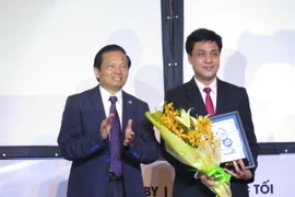 Ngân hàng Vietcombank nhận Giải thưởng “Ngân hàng Bán lẻ tiêu biểu 2015.” (Ảnh: Hoàng Hải/TTXVN)