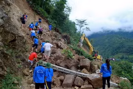 Sạt lở đất do lũ quét tại Lào Cai. (Ảnh: Phạm Kiên/TTXVN)
