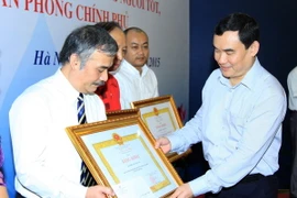 Phó Chủ nhiệm Văn phòng Chính phủ Nguyễn Xuân Thành trao Bằng khen cho các cơ quan báo chí vì đã có nhiều thành tích đóng góp, giúp đỡ Văn phòng Chính phủ. (Ảnh: An Đăng/TTXVN)