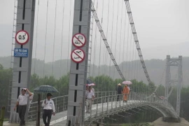 Cầu treo qua các thôn 3, 4, 5 xã Trà Giang, huyện Bắc Trà My, tỉnh Quảng Nam đã được đưa vào sử dụng. (Ảnh: Đoàn Hữu Trung/TTXVN)