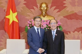 Chủ tịch Quốc hội Nguyễn Sinh Hùng tiếp Đại sứ Lào Thongsavanh Phomvihane. (Ảnh: Nhan Sáng/TTXVN)