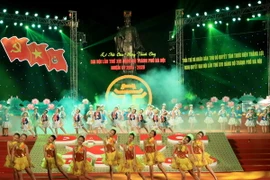 Tiết mục văn nghệ chào mừng. (Ảnh: An Đăng/TTXVN)