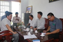 Lãnh đạo thành phố Tam Kỳ (trái) trao đổi với phóng viên vào sáng ngày 11/11. (Ảnh: Nguyễn Sơn/Vietnam+)