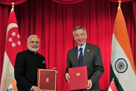 Thủ tướng Singapore Lý Hiển Long (phải) và Thủ tướng Ấn Độ Narendra Modi tại lễ ký kết Tuyên bố chung. (Nguồn: THX/TTXVN)