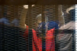 Cựu Tổng thống Ai Cập Hosni Mubarak tại phiên xét xử của một tòa án ở Cairo ngày 9/5. (Nguồn: THX/TTXVN)