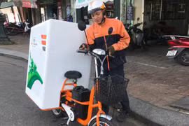 Nhân viên Lazada giao hàng bằng xe điện. (Ảnh: Lazada)