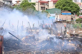 [Photo] Cận cảnh vụ cháy ở khu vực nhà tạm ven hồ Linh Quang 