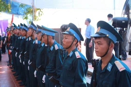 Rất đông người thân, cán bộ chiến sĩ ở quê nhà ngóng chờ linh cữu của Đại tá Trần Quang Khải. (Ảnh: Minh Sơn/Vietnam+)