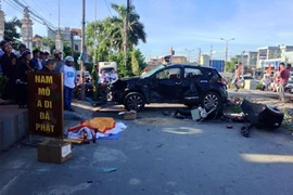 [Photo] Vụ tai nạn kinh hoàng tàu hỏa đâm ôtô tại cổng chùa Tứ Kỳ