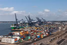 Quang cảnh cảng hàng hóa tại Felixstowe, Anh. (Ảnh: AFP/TTXVN)