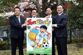 Ông Aoyagi Masayuki (thứ 3 trái sang) và ông Nguyễn Võ Huyền Dương, đại diện Liên đoàn Bóng đá Việt Nam (VFF) tại Nhật Bản, giới thiệu về "Sơn Goal". (Ảnh: Đào Thanh Tùng/TTXVN)