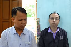 Đối tượng Thêm và Tùng tại cơ quan công an. (Ảnh: TTXVN phát)