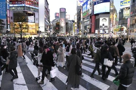 Người dân đeo khẩu trang phòng dịch COVID-19 tại Tokyo, Nhật Bản, ngày 3/2/2022. (Ảnh: Kyodo/TTXVN)