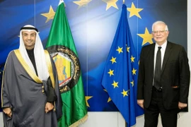 Đại diện cấp cao của Liên minh châu Âu Josep Borrell (phải) và Tổng thư ký GCC Nayef Falah Al-Hajraf. (Nguồn: saudigazette.com.sa)