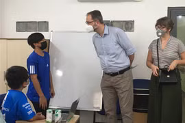 Ông Macro Merten, đại diện Lãnh sự quán Cộng hòa Liên bang Đức tại Thành phố Hồ Chí Minh thăm hỏi trẻ em có hoàn cảnh khó khăn, lang thang, cơ nhỡ ở Cơ sở Bảo trợ xã hội Tre Xanh. (Ảnh: Thanh Vũ/TTXVN)