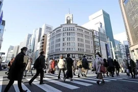 Người dân đeo khẩu trang phòng lây nhiễm COVID-19 tại Tokyo, Nhật Bản, ngày 3/2/2022. (Ảnh: Kyodo/TTXVN)